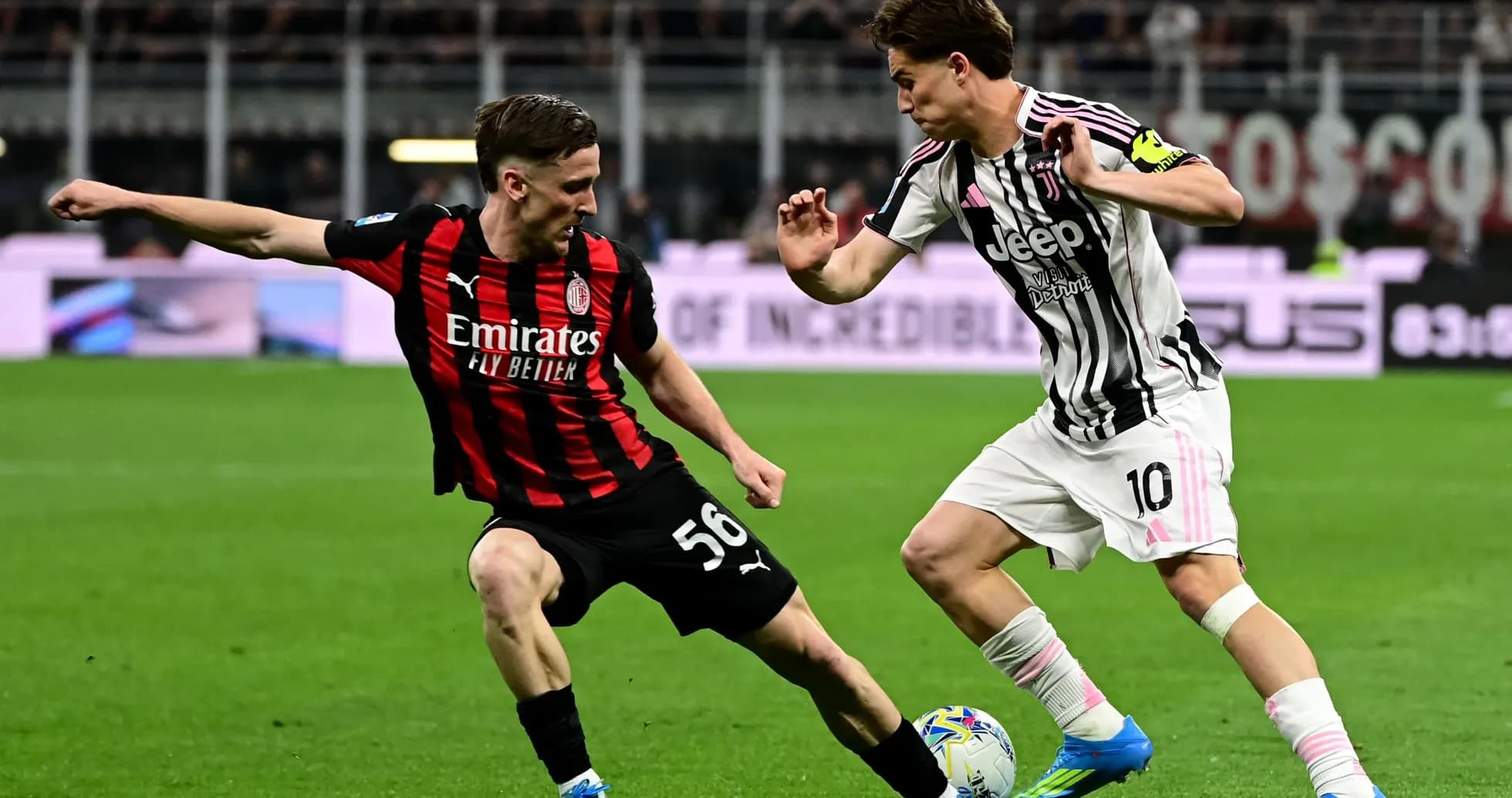 Jugador de AC Milan y Juventus en acción