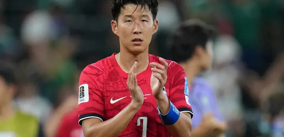 Jugador aplaudiendo en uniforme de Corea del Sur