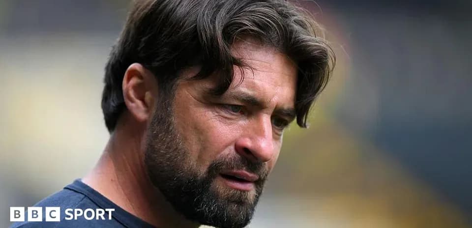 Entrenador observando durante un partido
