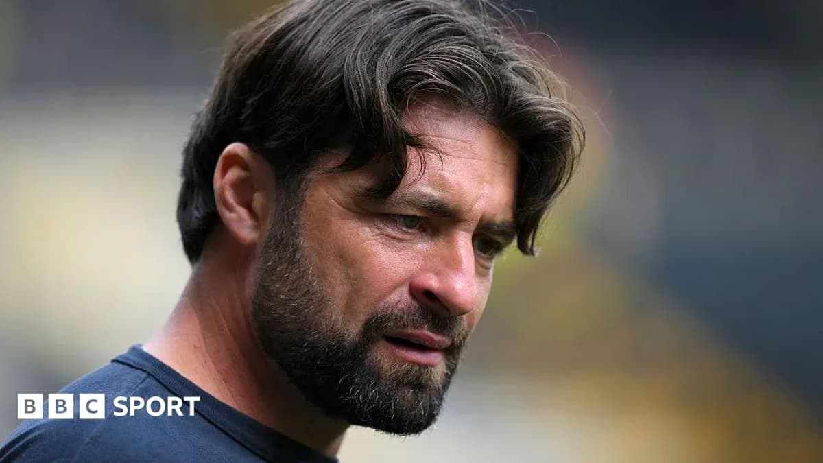 Entrenador observando durante un partido