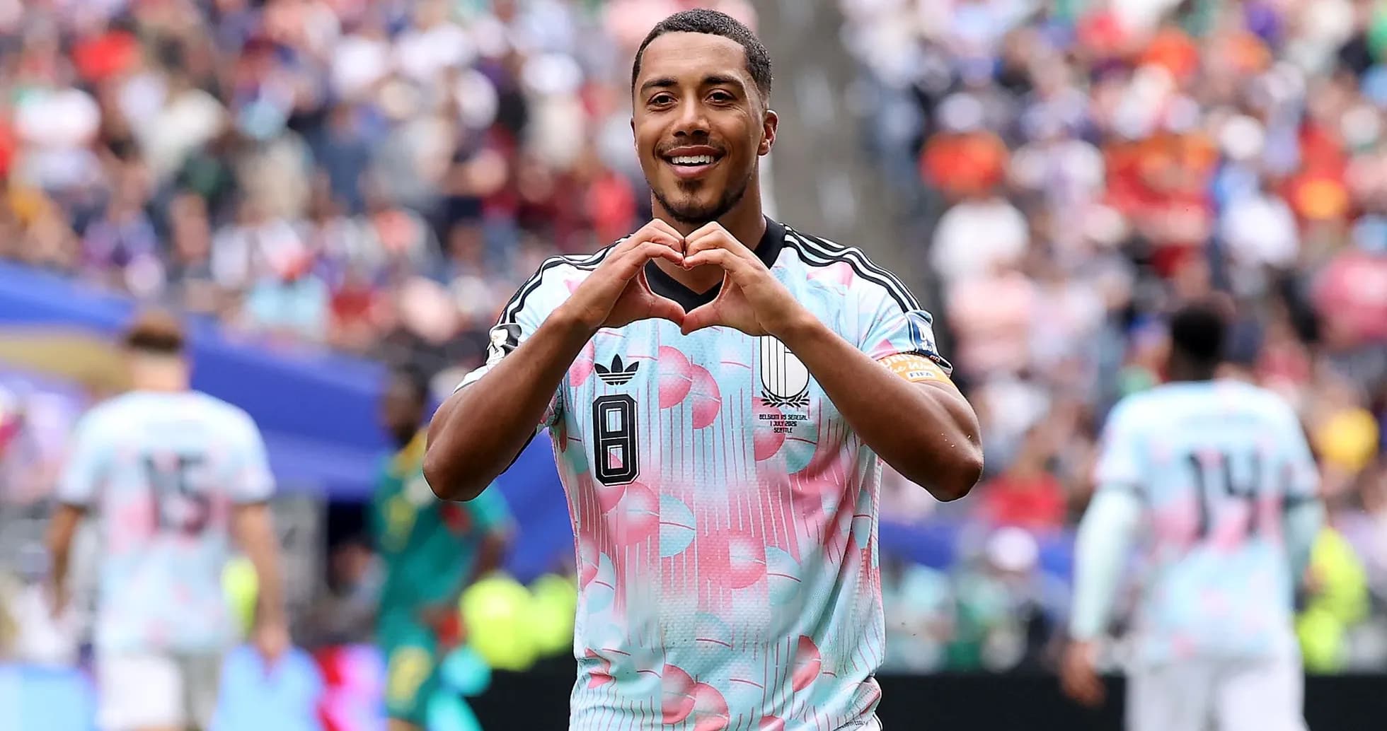 Jugador celebrando con un corazón en el campo