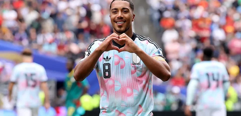 Jugador celebrando con un corazón en el campo