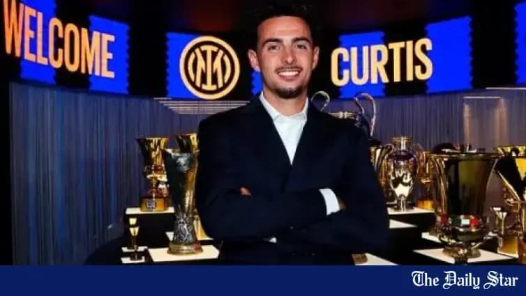 Jugador posando frente a trofeos en presentación