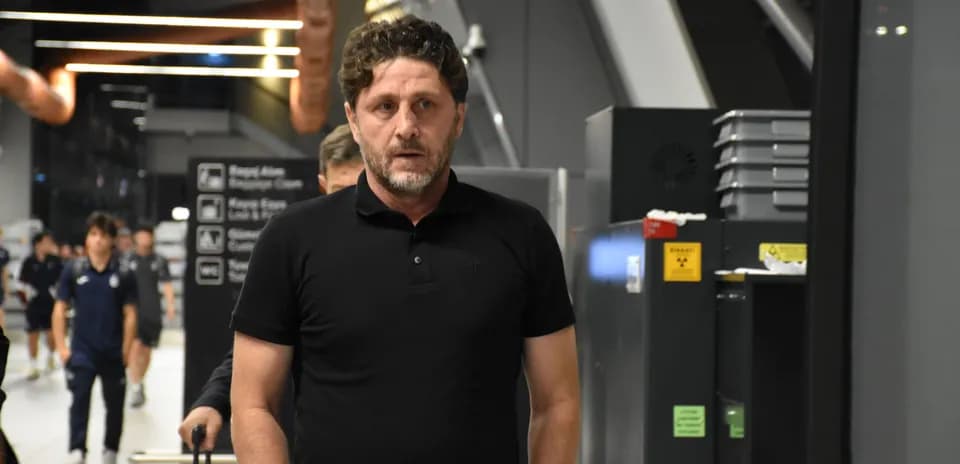 Entrenador caminando en el vestíbulo del aeropuerto