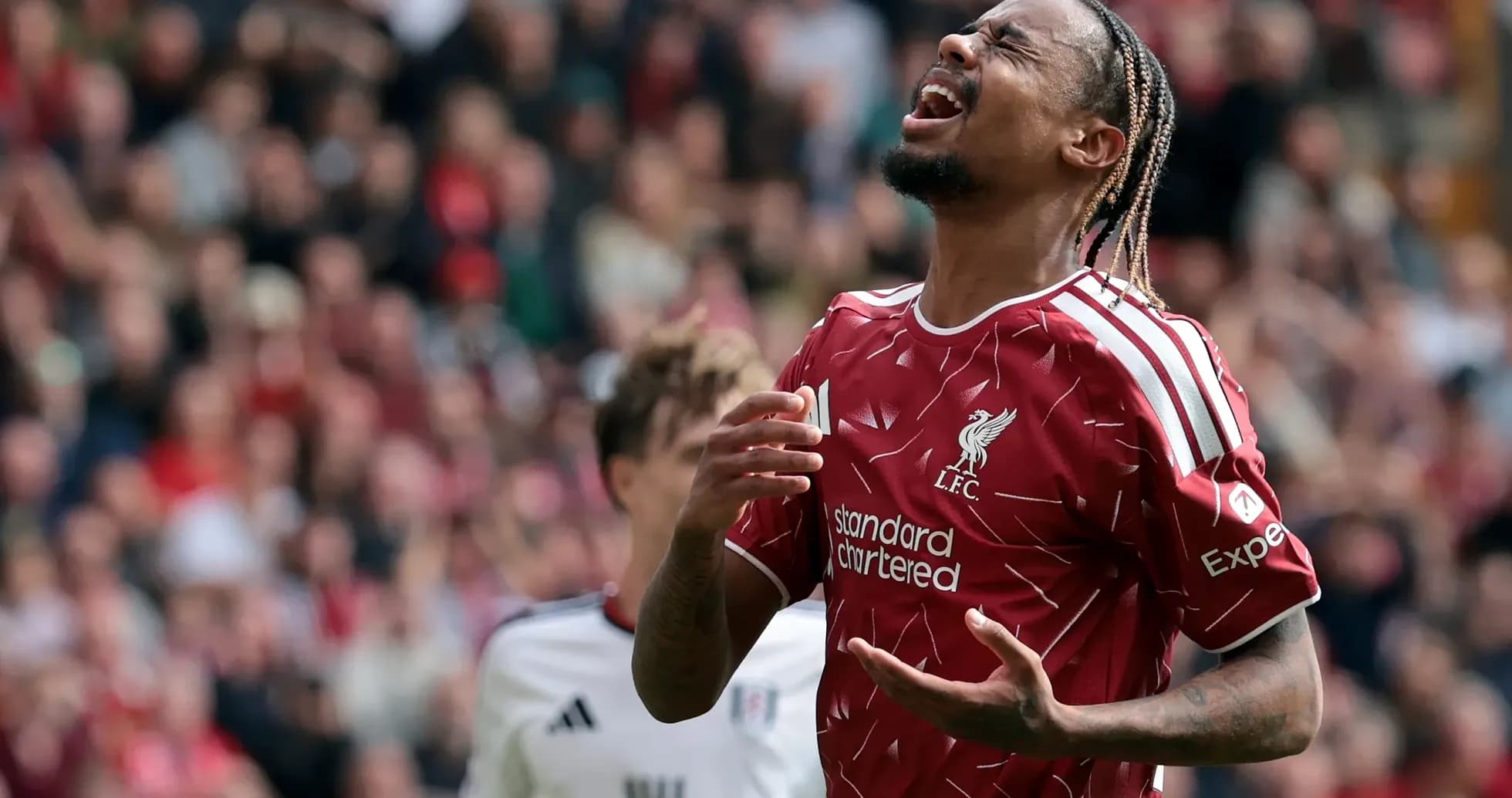 Jugador de Liverpool lamentándose durante el partido