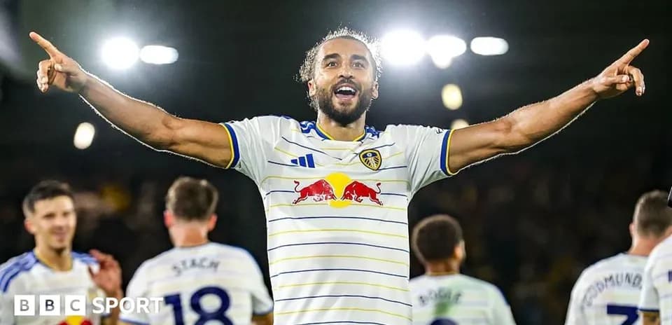 Jugador de Leeds United celebra con los brazos levantados