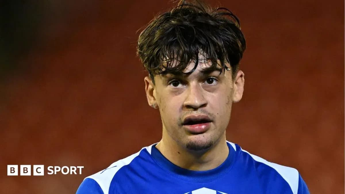 Jugador con camiseta azul en el campo de fútbol