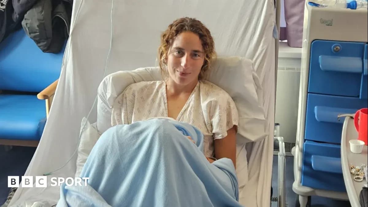 Atleta sentada en cama de hospital con manta