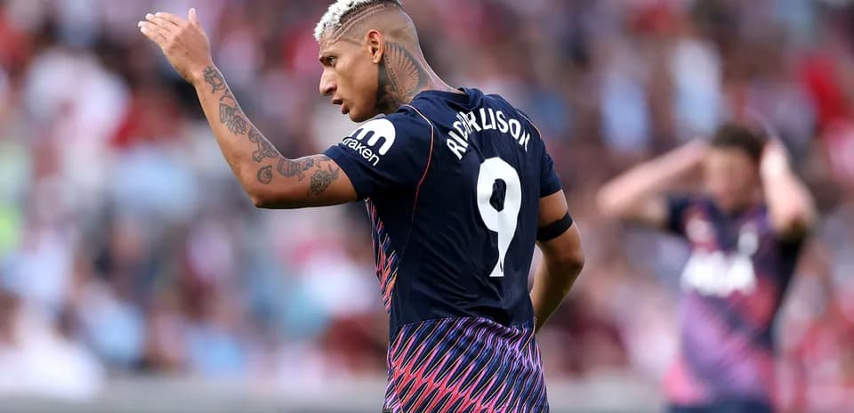Richarlison señalando durante el partido de fútbol