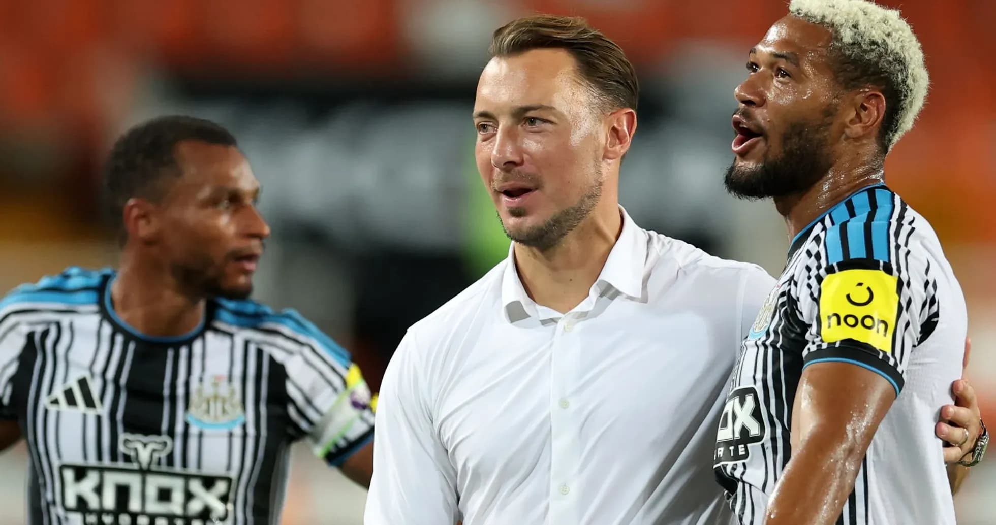 Jugadores de Newcastle celebrando con entrenador tras partido