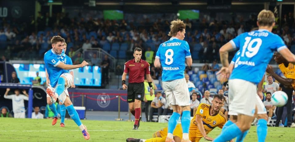 Jugador de Napoli disparando a puerta en partido