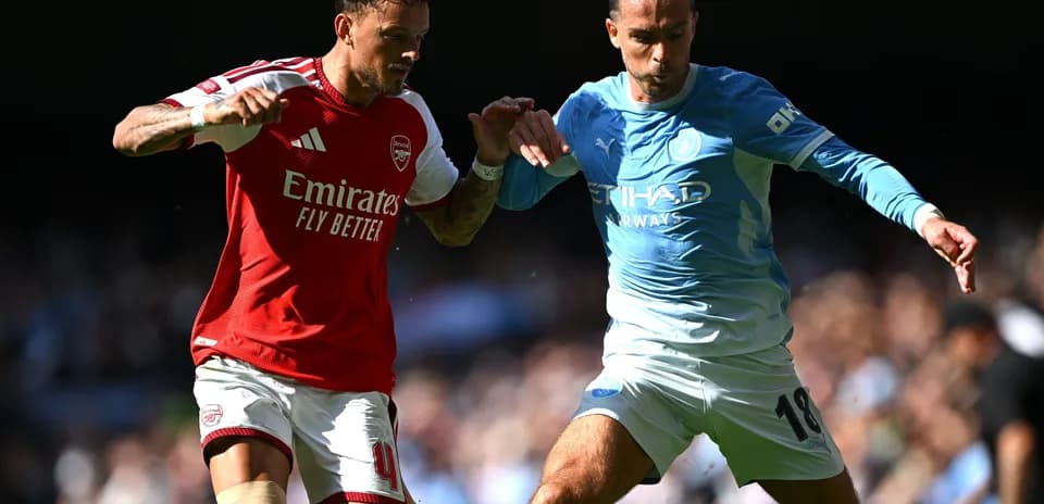 Jugadores de Arsenal y Manchester City disputando el balón