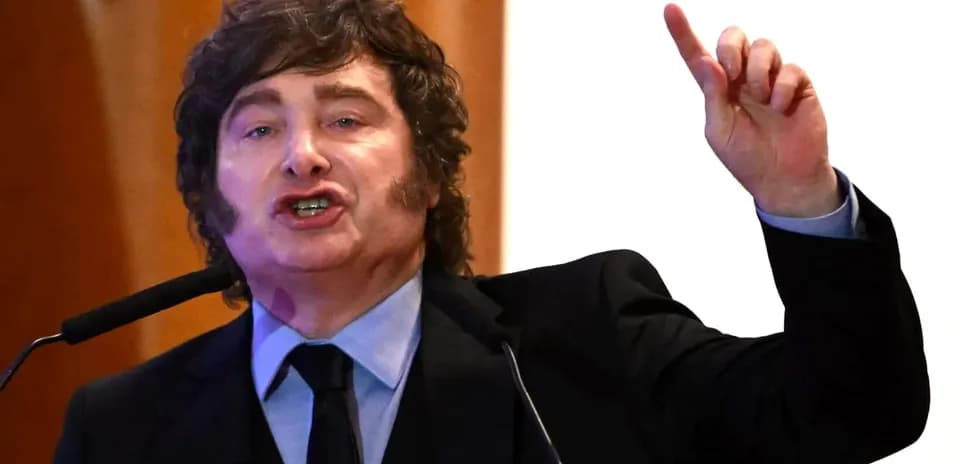Hombre hablando en un podio con micrófono