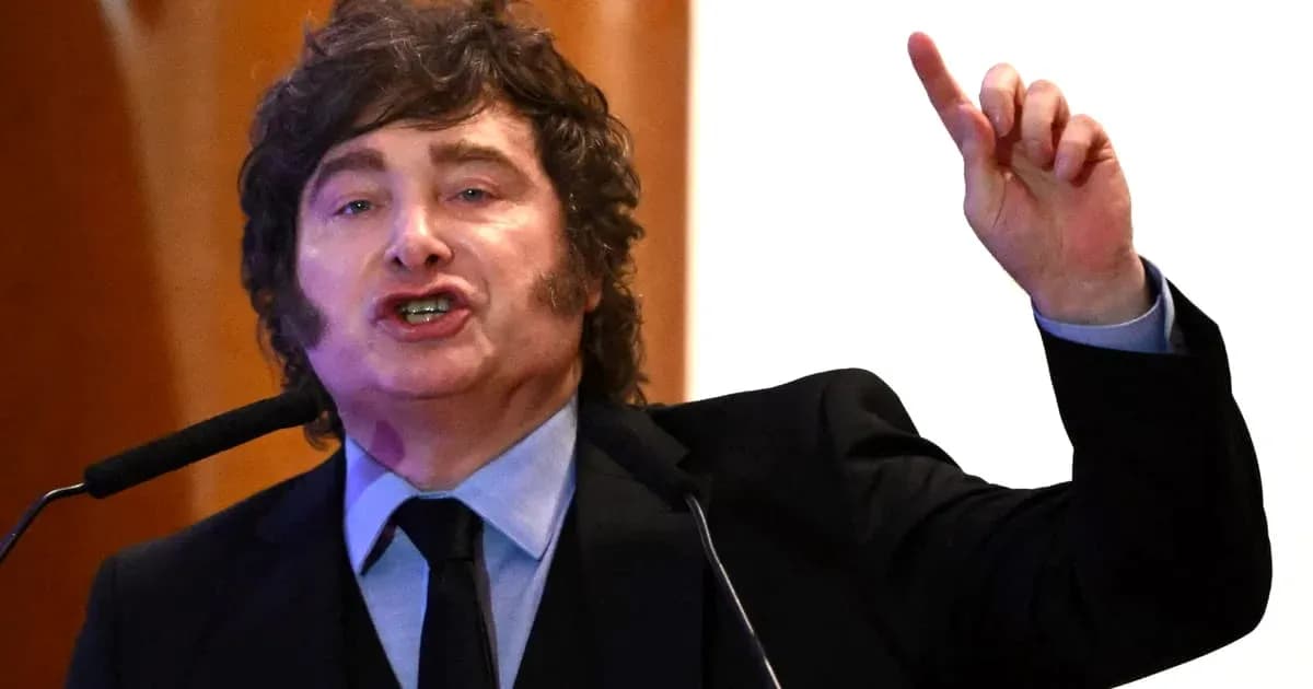 Hombre hablando en un podio con micrófono