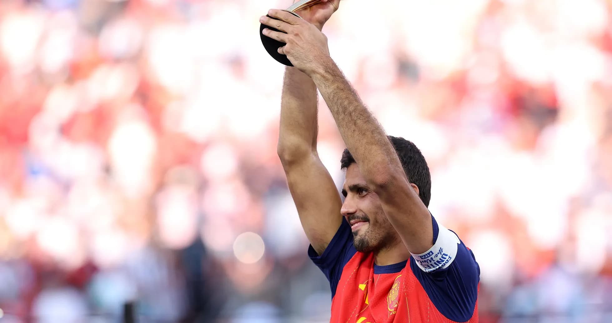 Jugador levantando trofeo tras ganar el campeonato
