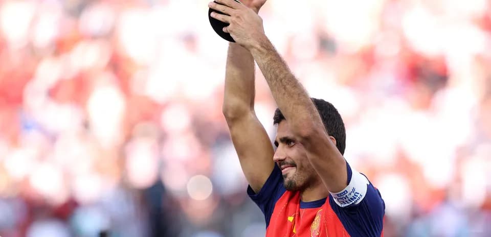 Jugador levantando trofeo tras ganar el campeonato