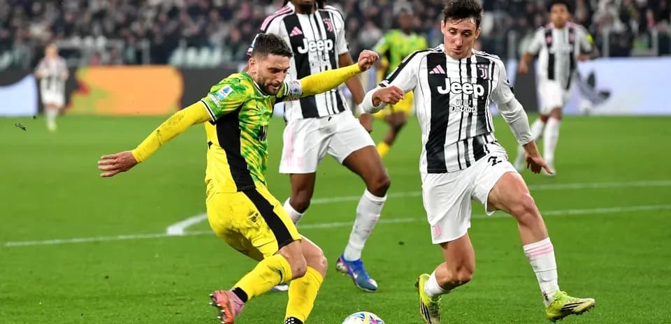 Jugador de Juventus defendiendo ante oponente en partido