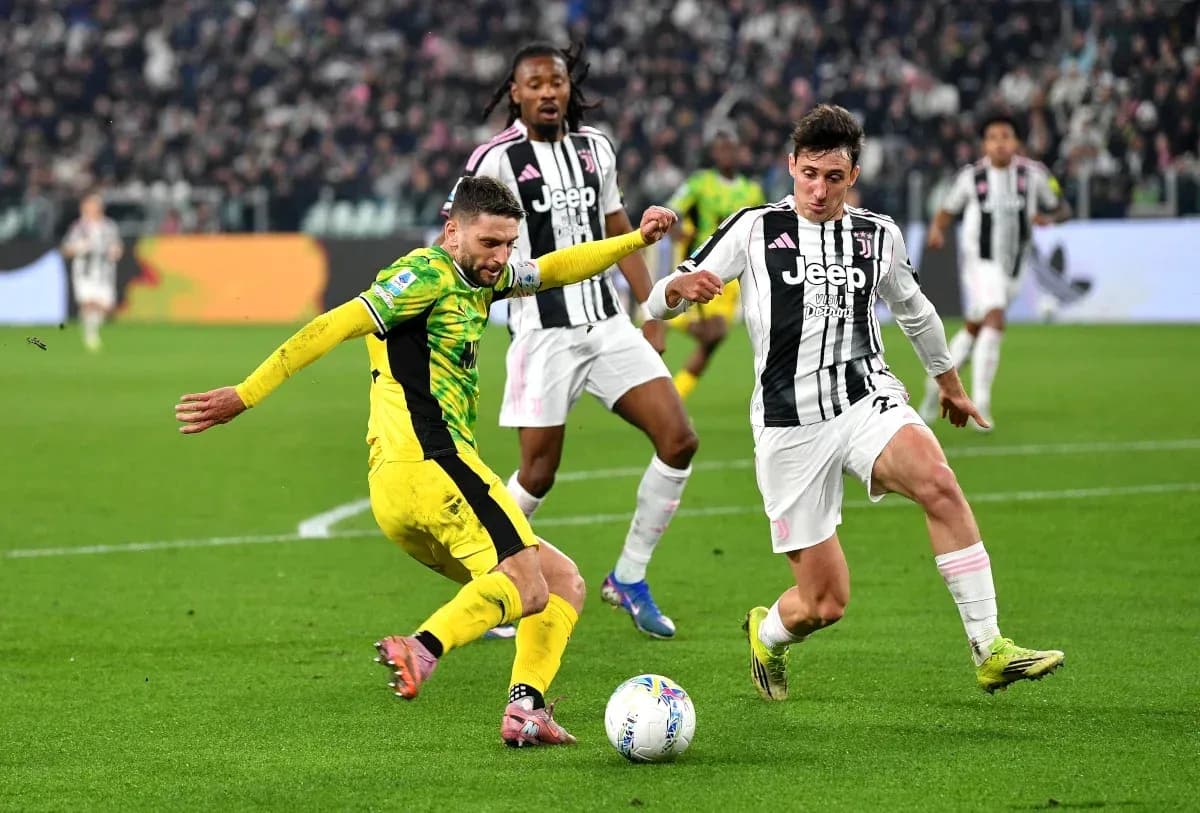 Jugador de Juventus defendiendo ante oponente en partido