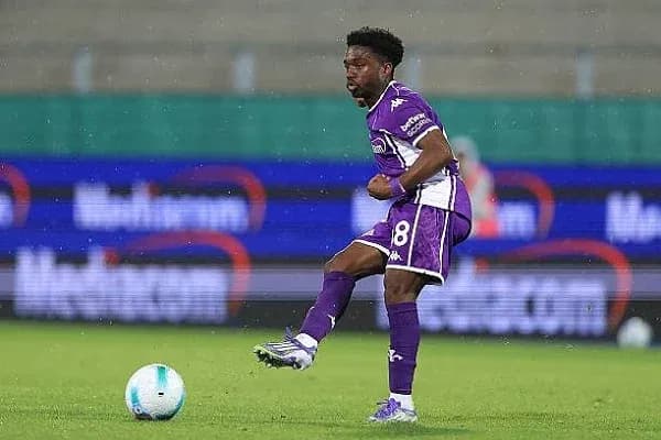 Jugador driblando el balón en el campo de juego