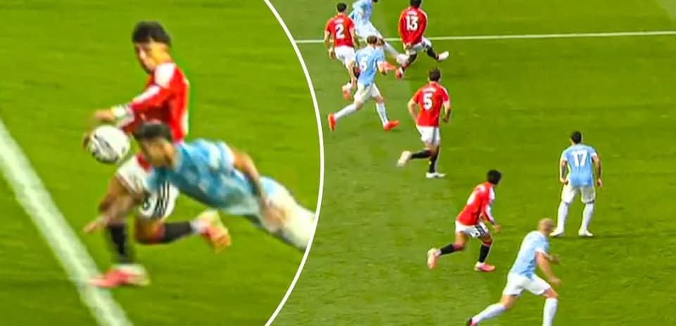 Jugador lanzando el balón en partido de fútbol