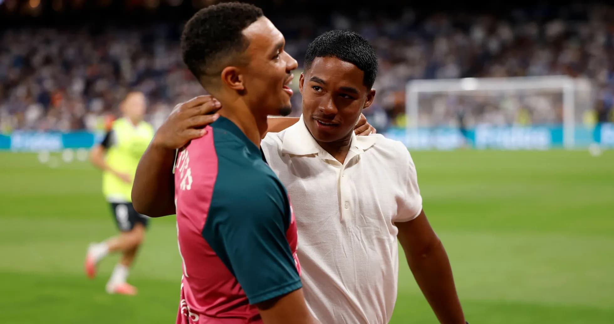Dos jugadores conversando en el campo de fútbol