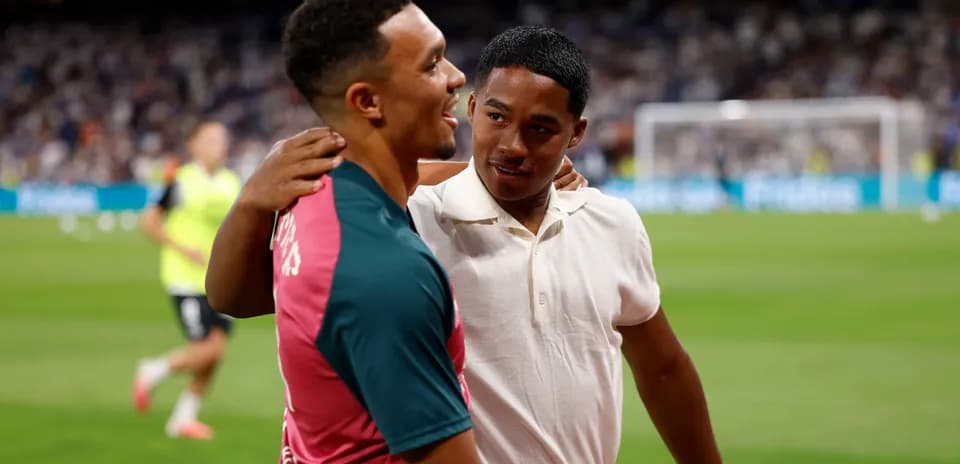 Dos jugadores conversando en el campo de fútbol