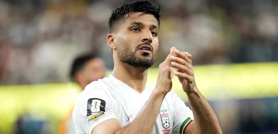 Jugador aplaudiendo durante el partido de fútbol