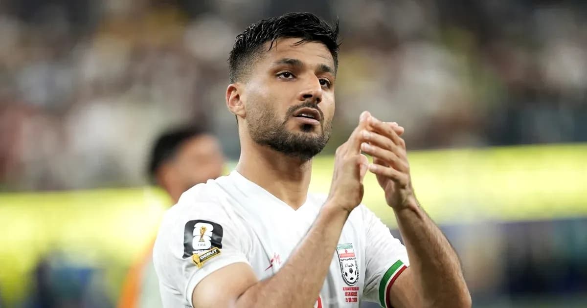 Jugador aplaudiendo durante el partido de fútbol