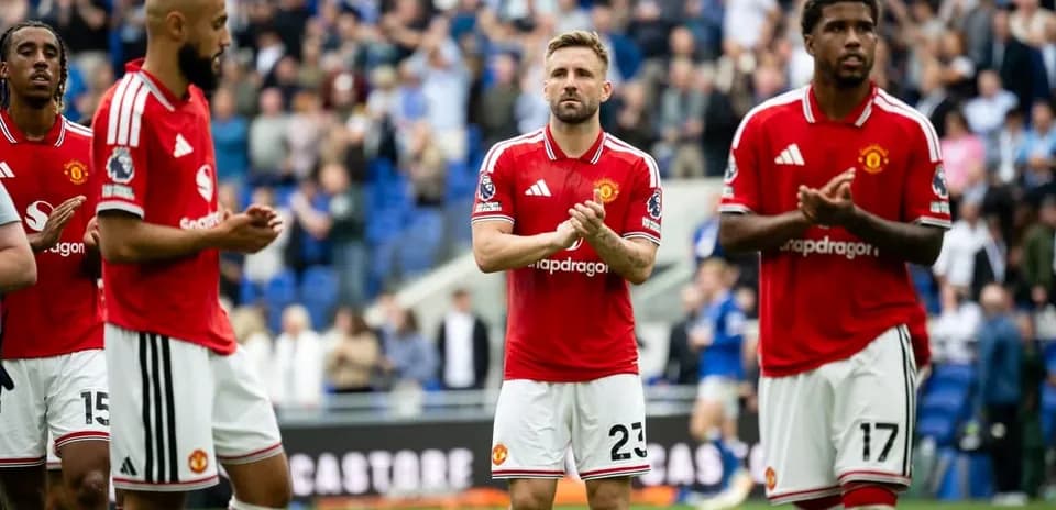 Jugadores de Manchester United aplaudiendo al público