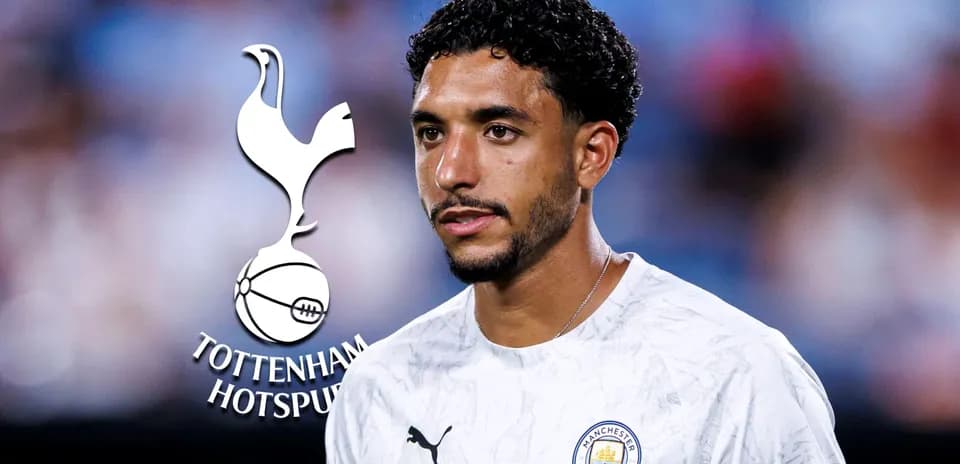 Jugador de Manchester City con camiseta blanca