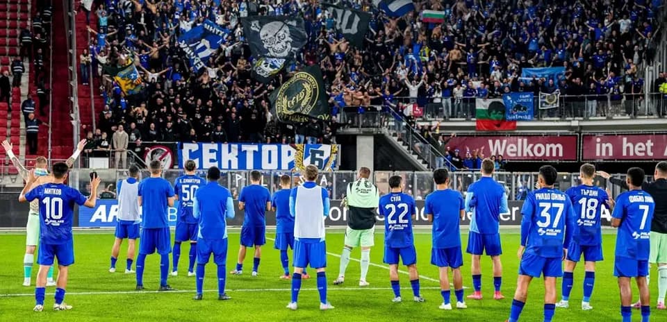 Jugadores de Levski Sofia agradeciendo a la afición