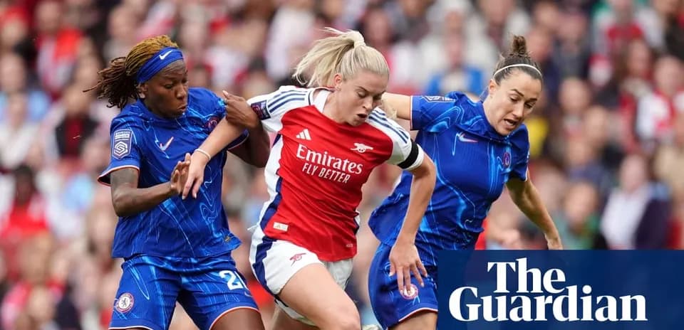 Jugadora de Arsenal rodeada por dos defensoras de Chelsea