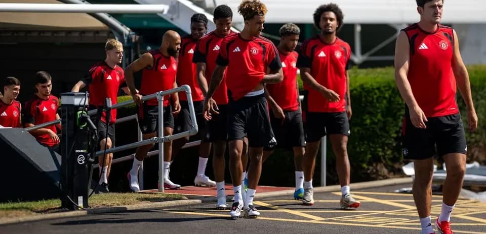 Jugadores del Manchester United saliendo del vestuario