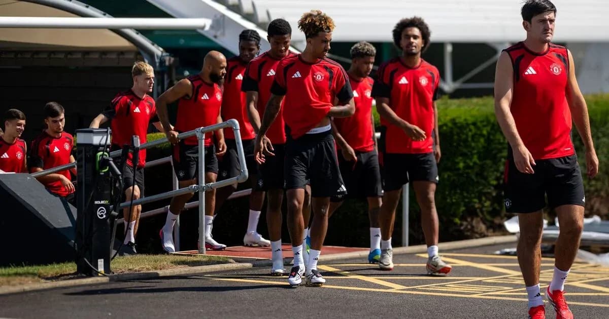 Jugadores del Manchester United saliendo del vestuario