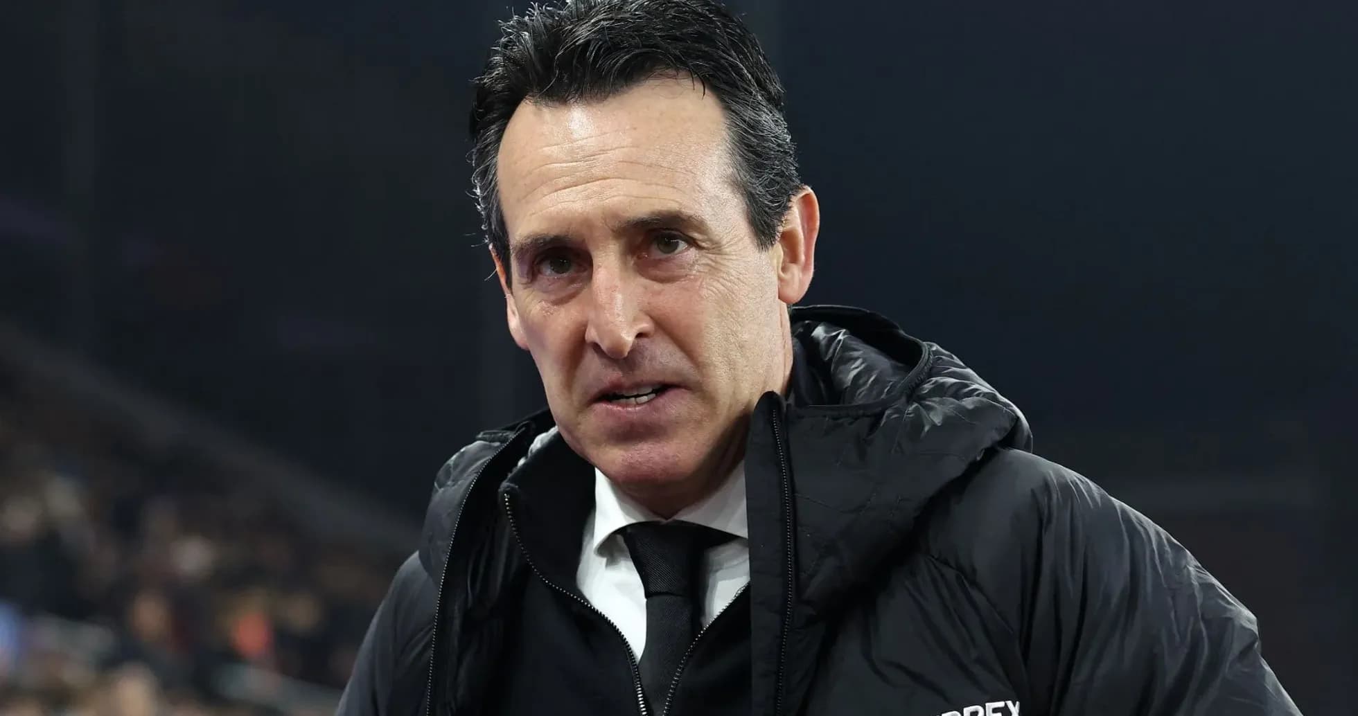 Entrenador en la línea de banda durante el partido