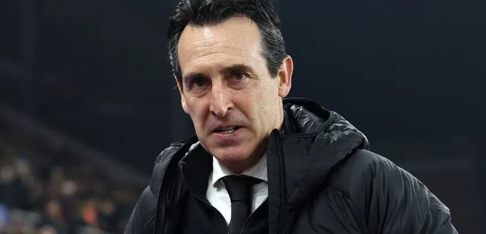 Entrenador en la línea de banda durante el partido