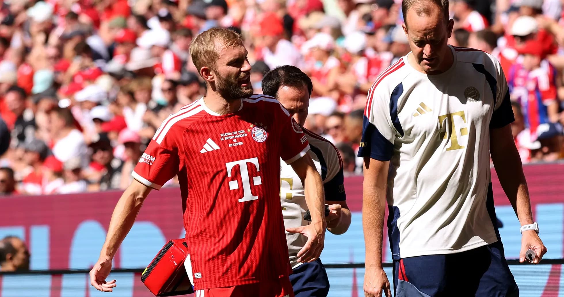 Jugador de Bayern Munich saliendo del campo con médico