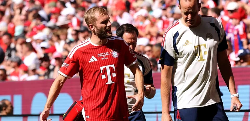 Jugador de Bayern Munich saliendo del campo con médico