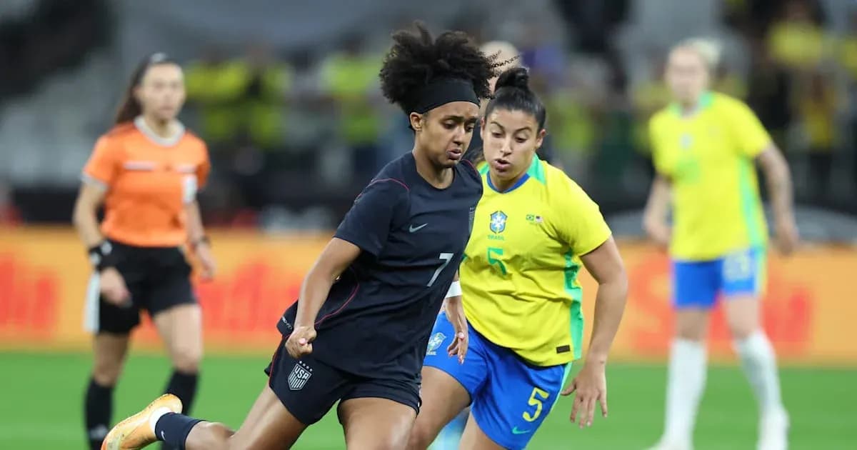 Jugadora de Estados Unidos y Brasil compitiendo por el balón