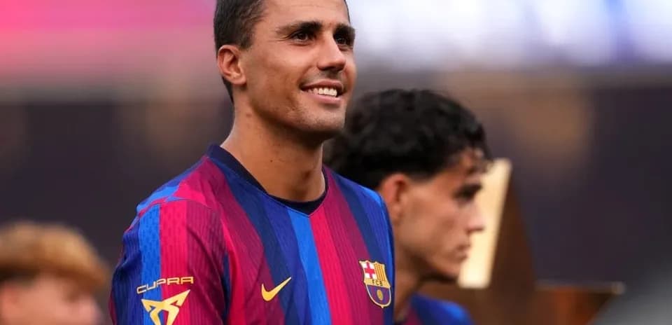 Jugador del FC Barcelona sonriendo en el campo