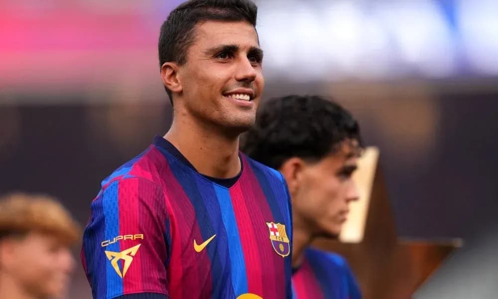 Jugador del FC Barcelona sonriendo en el campo