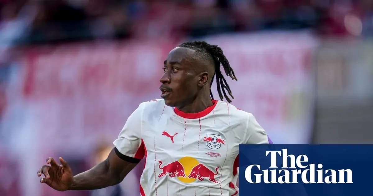 Jugador de RB Leipzig corriendo en el campo