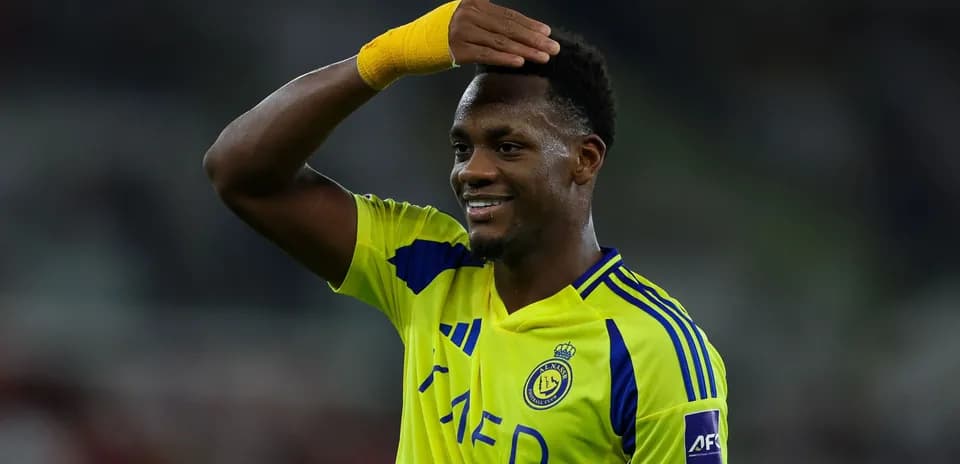 Jugador saludando con camiseta amarilla de Al Nassr