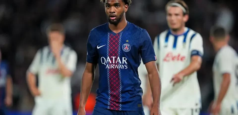 Jugador de PSG caminando en el campo durante partido
