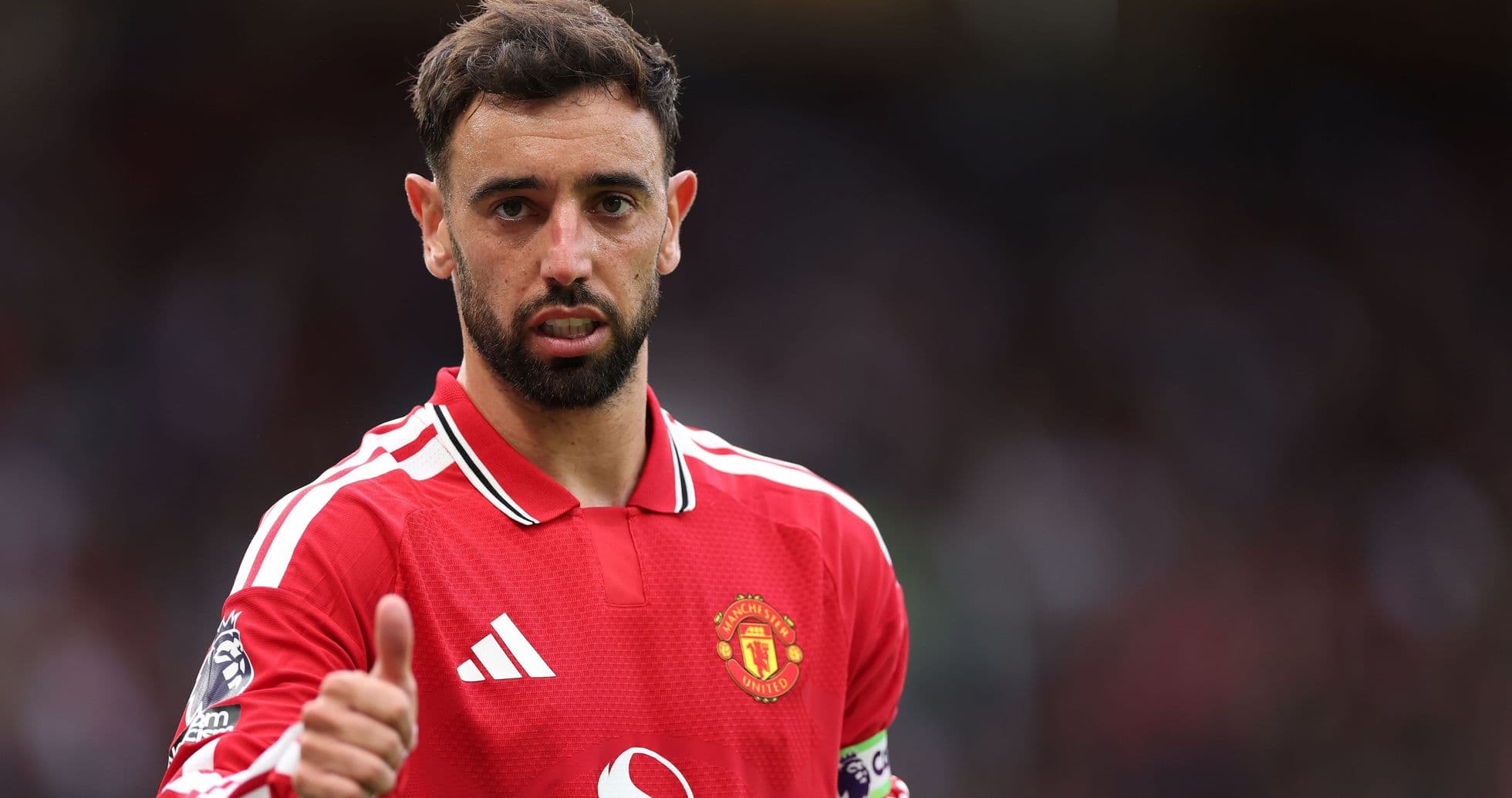 Bruno Fernandes con camiseta del Manchester United señalando