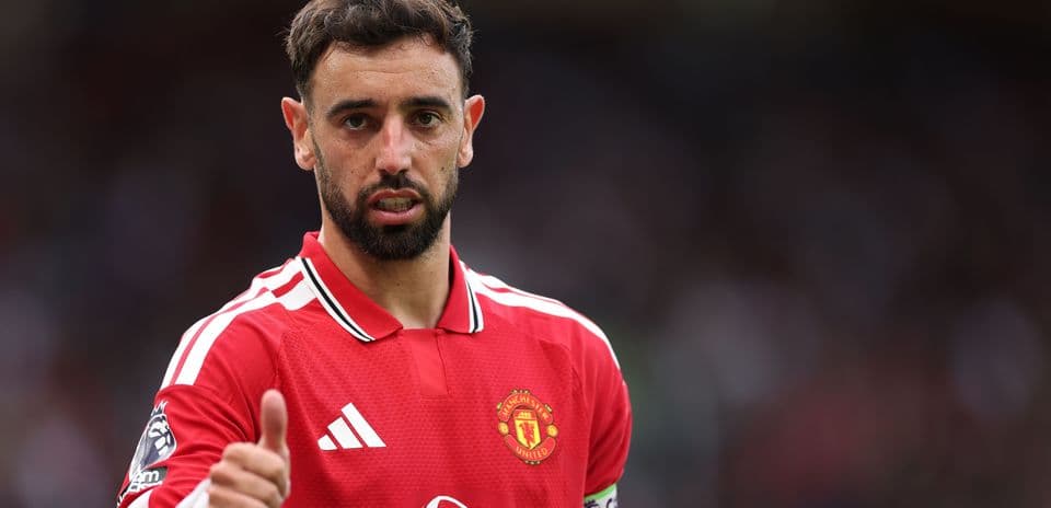 Bruno Fernandes con camiseta del Manchester United señalando