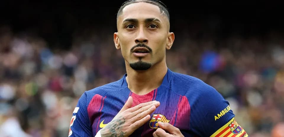 Jugador de Barcelona tocando el escudo del club
