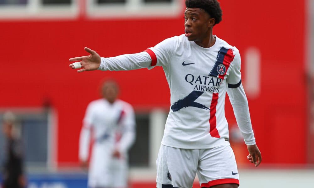 Jugador de PSG señalando en el campo de juego