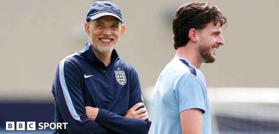 Entrenador y jugador sonriendo durante la sesión de entrenamiento