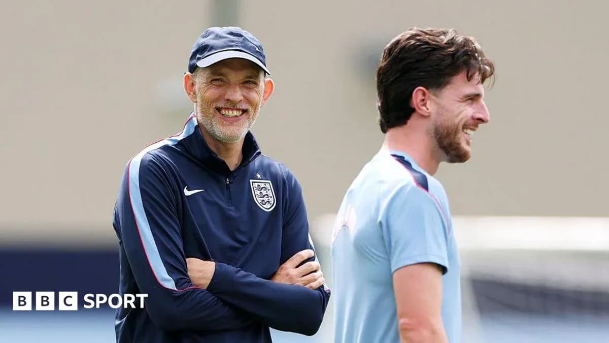 Entrenador y jugador sonriendo durante la sesión de entrenamiento